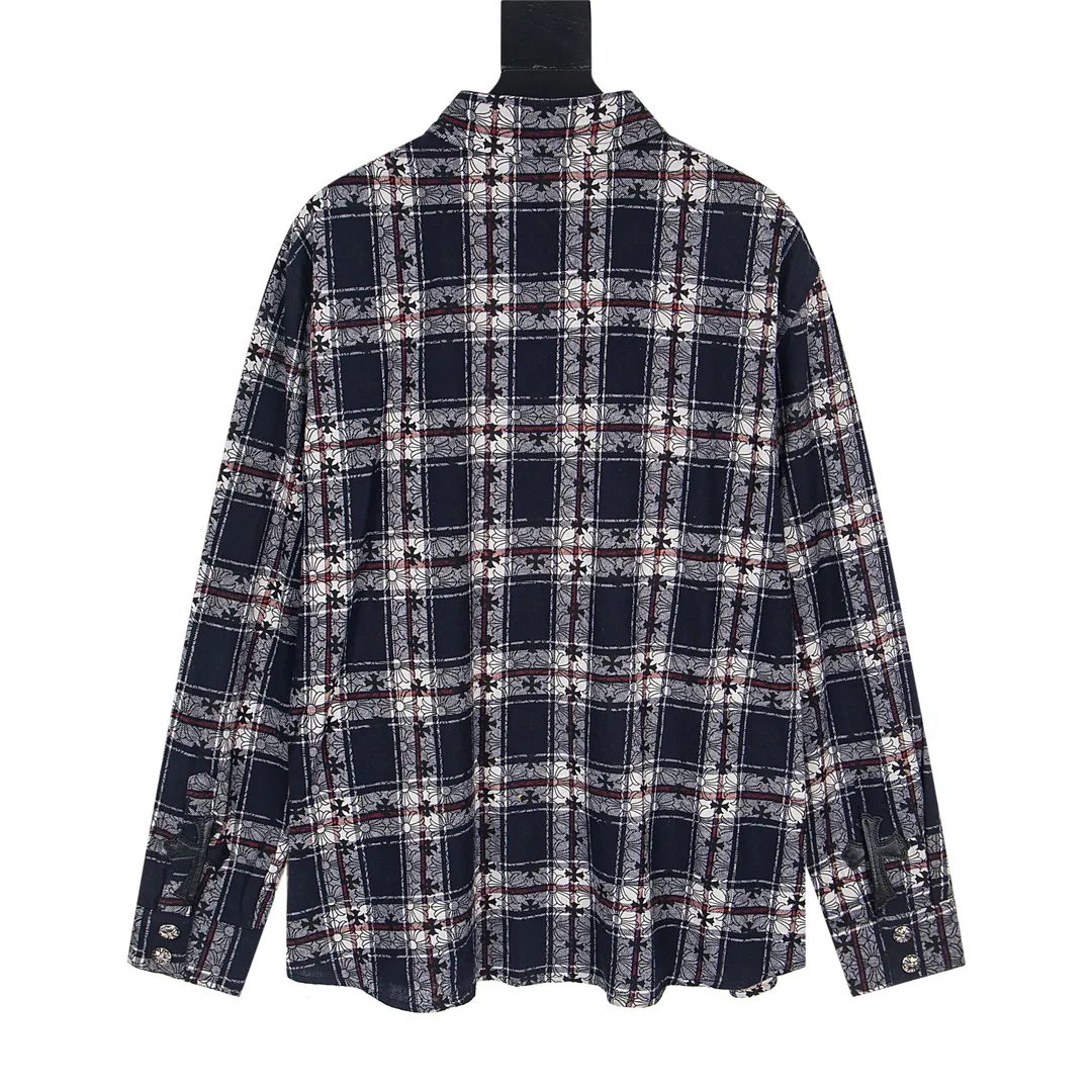 P240 Model No. Y650 CHROME HEARTS/CHROOME HEARTS CH All-over printed dark flower long-sleeved shirt. Custom-woven and dyed pure cotton sesame bottom plaid fabric. The finished fabric is then printed with dark flowers. The whole garment is hand-cut on the grid. The labor cost is high at the end of the year. Genuine leather hand-embroidered sleeves. High-quality distressed children's flower four-button buttons. The first batch on the entire network. Color: black red size: S-XL